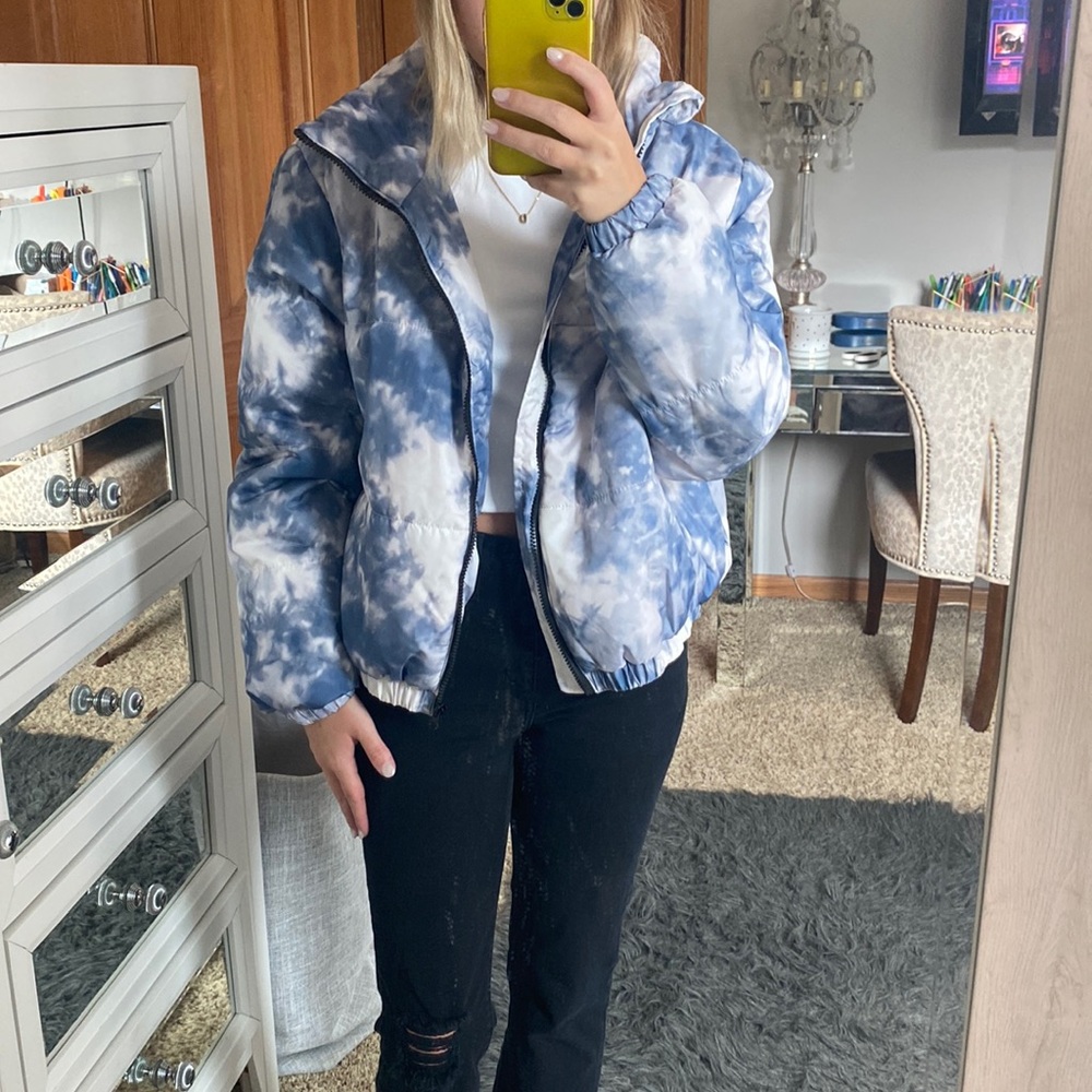Wild Fable Oversized Blue and White Tie Dye Puffer
